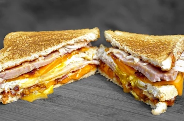 Ученые: бутерброд с ветчиной и сыром опасен для здоровья
