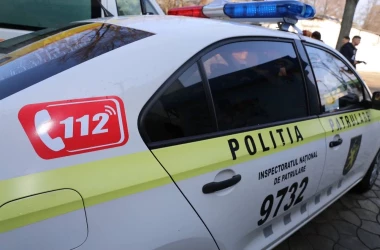Doi polițiști de patrulare, reținuți de procurori în Chișinău