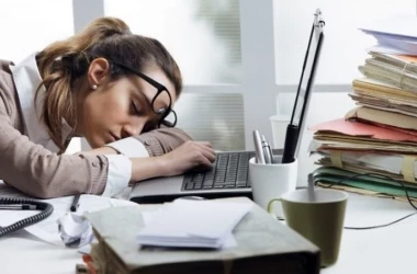 Lucruri pe care să le faci imediat ce te trezești ca să te simti mai puțin obosit