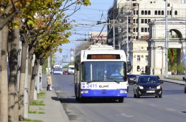 Scumpirile îi impun să facă schimbări! Moldovenii lasă mașinile acasă și circulă cu troleibuzele