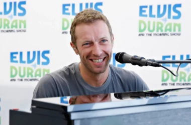 Chris Martin, solistul trupei Coldplay, cîntă melodia de nuntă unui cuplu într-un bar. Imaginile au devenit virale