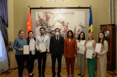 Ambasadorul Chinei le-a înmînat angajațiilor primăriei Chișinău diplome de finalizare a cursurilor de limba chineză