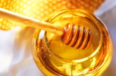 Miere din belșug și diverse produse apicole vor fi oferite spre vînzare