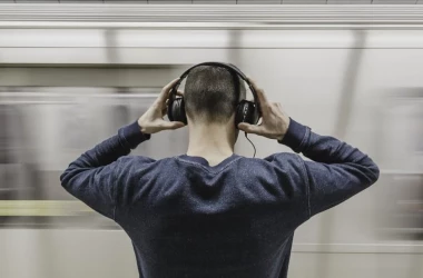 Исследование: более миллиарда молодых людей рискуют потерять слух из‑за слишком громкой музыки