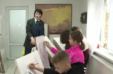 Doi foști profesori au creat o școală de arte într-un garaj părăsit