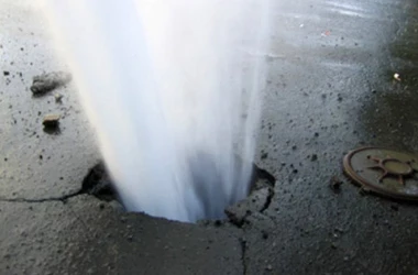 В центре Кишинева прорвало трубу: дороги залиты горячей водой