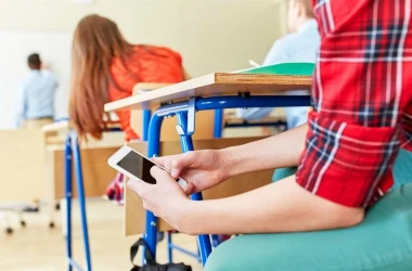 Anglia vrea să interzică telefoanele mobile în școli