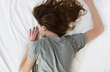 De ce nu e bine să dormi pe burtă