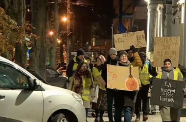 Ночной марш в Кишиневе: Молодые люди прошлись по неосвещенной улице