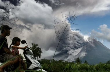 Erupţie a vulcanului Marapi, Indonezia. Coloana de cenuşă a ajuns pînă la trei kilometri altitudine