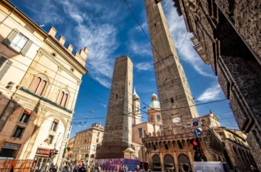  «Падающая башня» в Болонье закрывается. В чем причина?