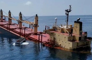 Un cargo scufundat în Marea Roşie după un atac al rebelilor houthi prezintă risc pentru mediu