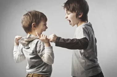 Comportamentul agresiv dintre frați afectează psihicul?