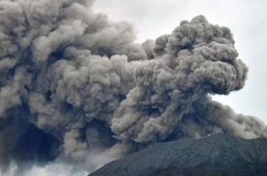 Лава и облака пепла: впечатляющие виды извержения вулкана