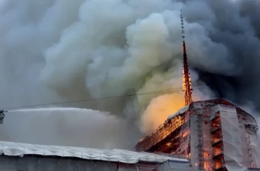 Пожар в Копенгагене: в каком состоянии находится здание биржи Берсен 
