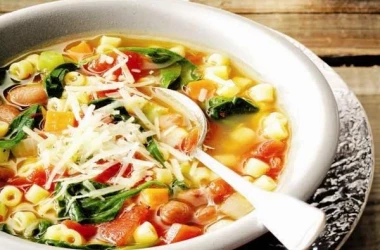 Cea mai longevivă familie din lume mănîncă această supă. Ce conține mîncarea