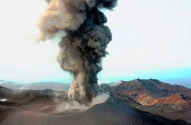 Вулкан Эбеко снова начал извергаться