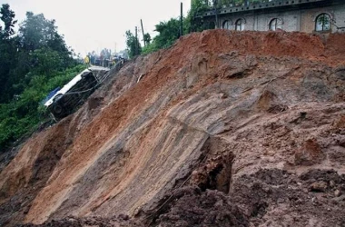 O puternică alunecare de teren s-a produs în India: un drum național a fost distrus