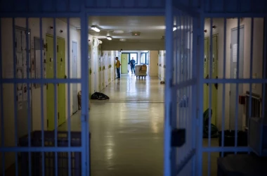 Из-за нехватки мест в камерах заключённые спят на полу: где это происходит