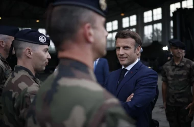 Macron spune cînd ar putea trimite Franța trupe în Ucraina 