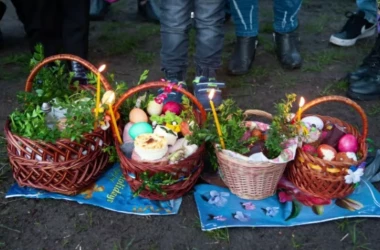Киевские власти призывают украинцев смотреть пасхальные богослужения онлайн