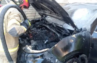Столичные пожарные потушили пламя, охватившее автомобиль