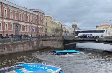 В Санкт-Петербурге автобус с пассажирами упал в реку