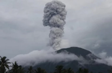 Vulcanul Ibu intră în erupţie în Indonezia şi aruncă în atmosferă o coloană de cenuşă