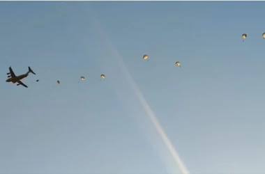 Militarii moldoveni și americani vor sări cu parașutele din două aeronave militare