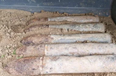 Un arsenal întreg de muniție, găsit în curtea unui liceu din Iași