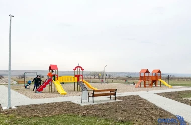 Într-un sat din raionul Cimișlia, a fost construit un teren de joacă modern