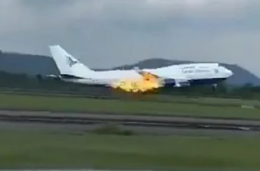 Un avion de linie cu sute de pasageri a aterizat de urgență, după ce a luat focu unul dintre motoare