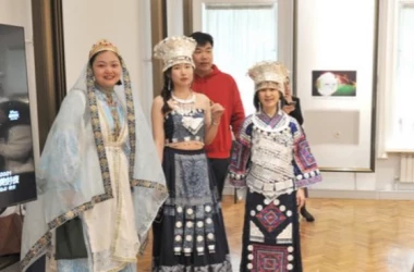 В Музее истории открылась выставка, посвященная китайской одежде