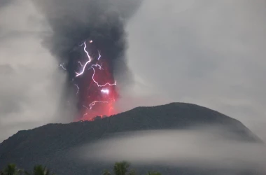 Зрелищное извержение вулкана в Индонезии