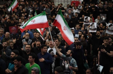 Десятки тысяч людей в Тегеране пришли на похороны президента Ирана