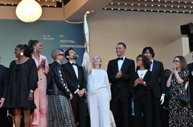 Flacăra olimpică a fost adusă pe covorul roșu de la Cannes