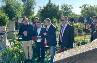 Чебан вместе с легендарным спортсменом Арменом Назаряном возложили цветы к могиле Ивана Заикина