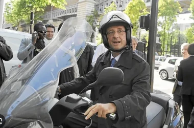 Во Франции продали знаменитый скутер экс-президента