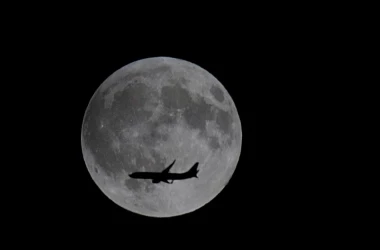 Primul zbor privat în jurul Lunii a fost anulat
