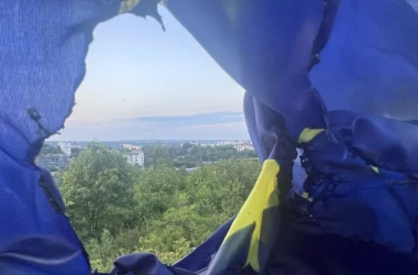 Incident șocant în Chișinău: tineri dau foc unui steag al Uniunii Europene într-un parc