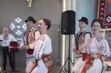 Membrii ansamblului „Joc”, care au dansat la braț cu fugarul Ilan Șor, riscă demisie