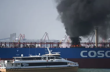 Două nave au luat foc după un atac cu rachete în largul coastelor Yemenului