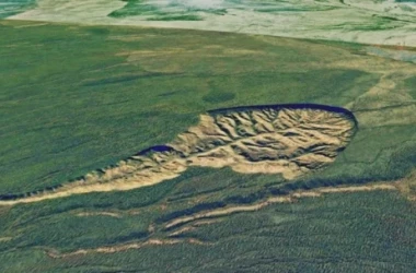Din cauza dezghețării permafrostului, în Iakutia crește un crater gigantic 