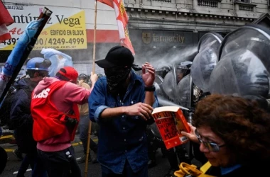 Revolte în Argentina: mai multe persoane reținute