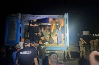 Un camion cu 40 de oameni în remorcă a fost reținut la frontiera dintre Ucraina și Moldova 