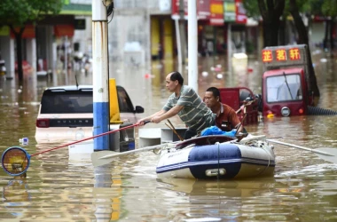 Север Китая накрыла волна жары, а юг борется с наводнениями 