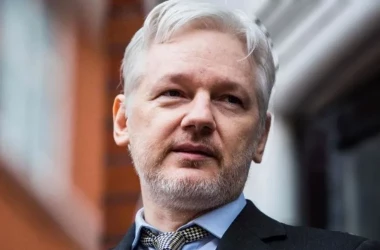 Julian Assange este liber şi a părăsit Marea Britanie, afirmă WikiLeaks