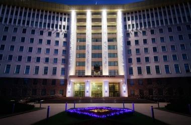 Сквер парламента Молдовы подсвечен в цвета флага ЕС 