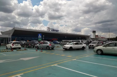 Haosul din parcarea Aeroportului Chișinău. Ce îi nemulțumește pe oameni și ce explicații dă conducerea
