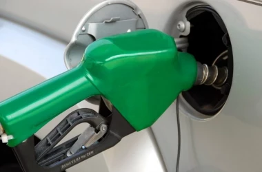 Prețurile la carburanți în Moldova continuă să scadă